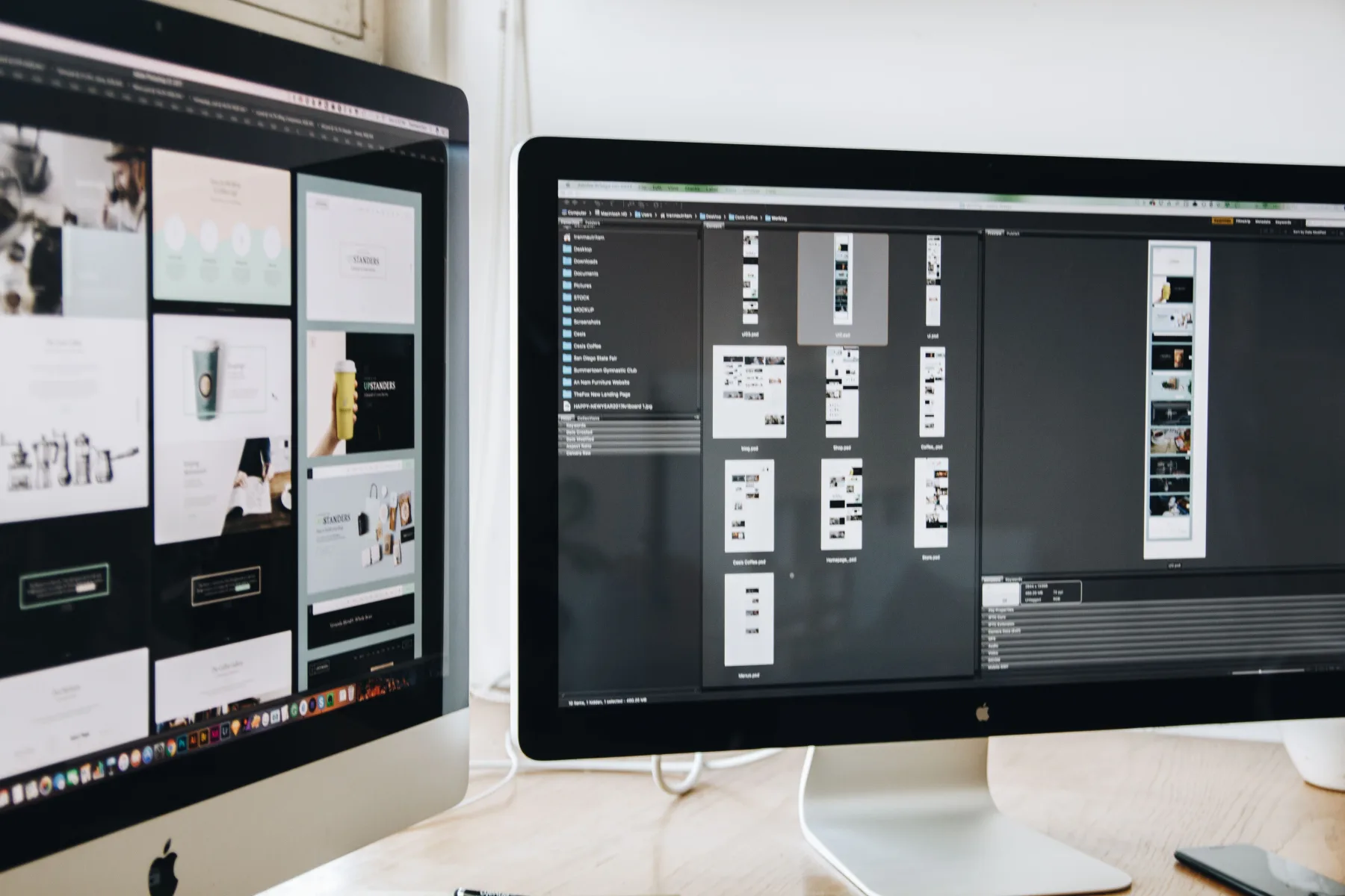Monitore mit Webdesign-Entw&uuml;rfen auf einem Schreibtisch